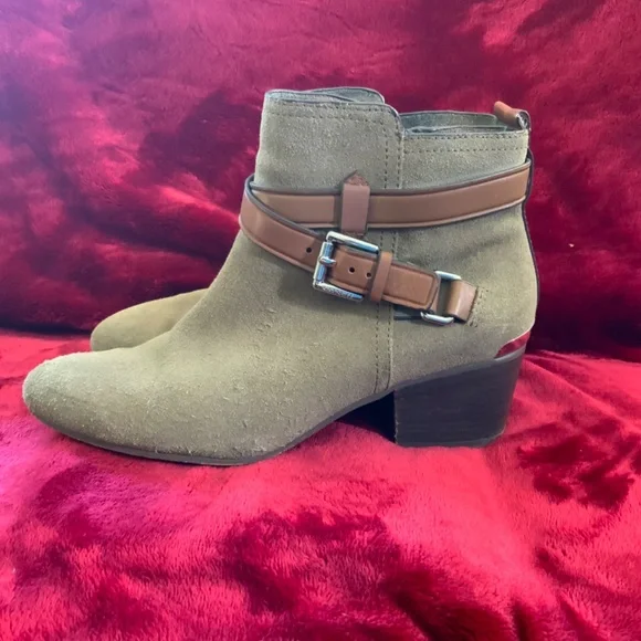 COACH Pauline Suede Strap Buckle Beige Ankle Booties Woman's SIZE 7B - Picture 3 of 8